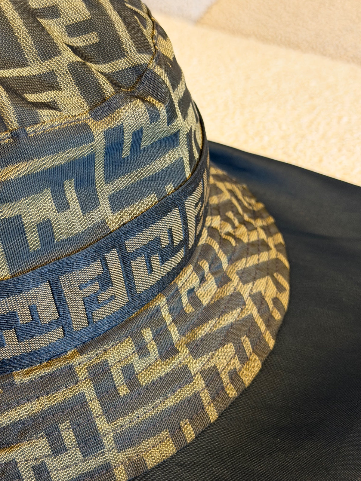 Fendi – Cappello a tesa corta con motivo FF