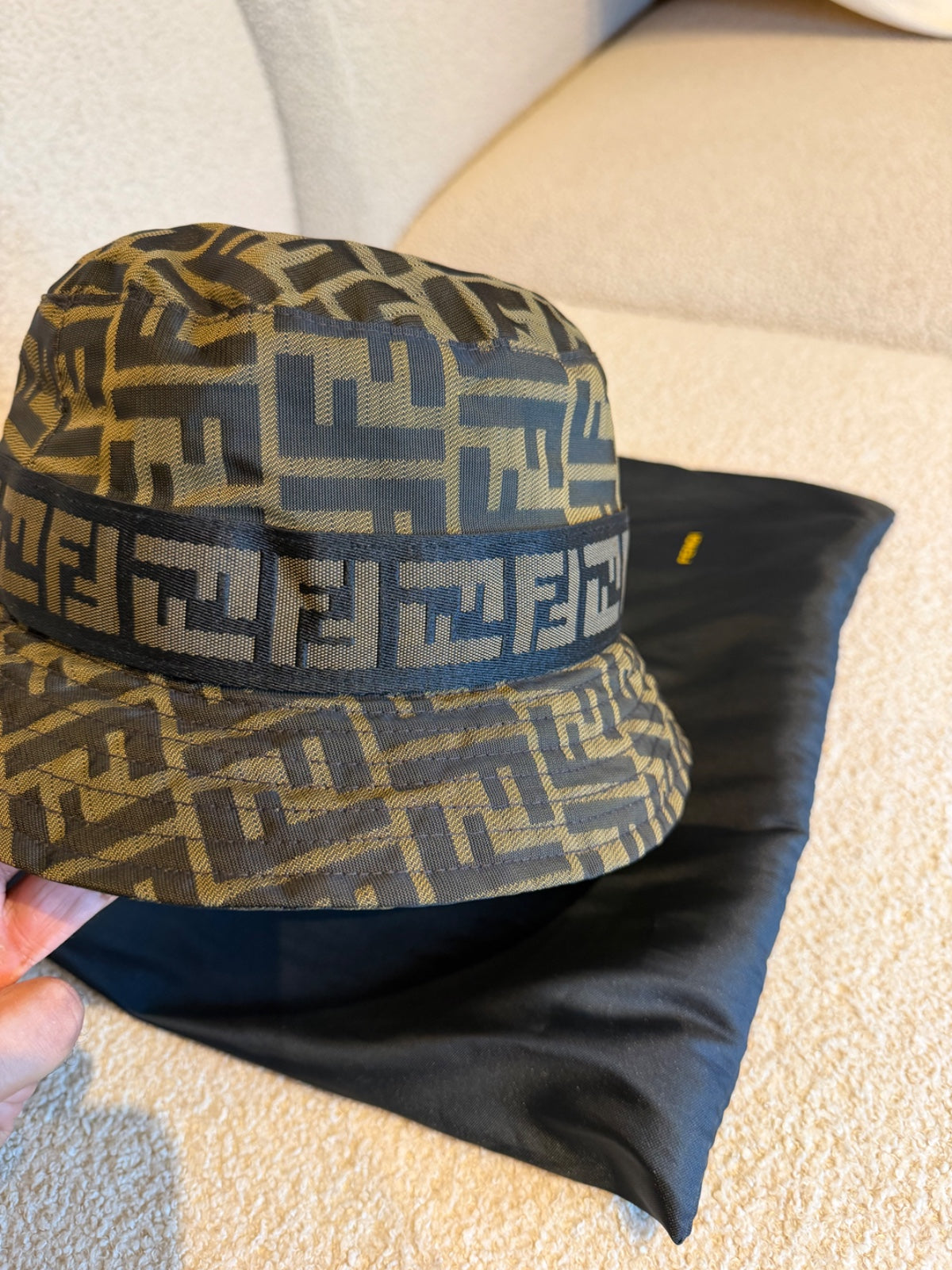 Fendi – Cappello a tesa corta con motivo FF