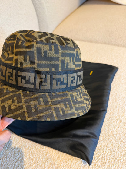 Fendi – Cappello a tesa corta con motivo FF