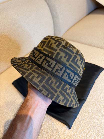 Fendi – Cappello a tesa corta con motivo FF
